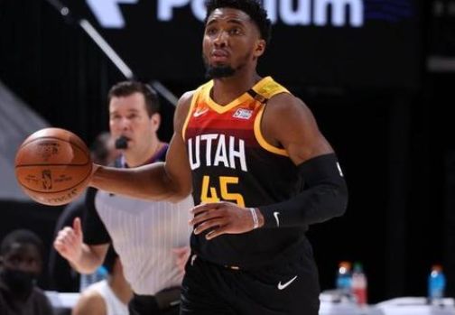 而中场球员 而中场球员