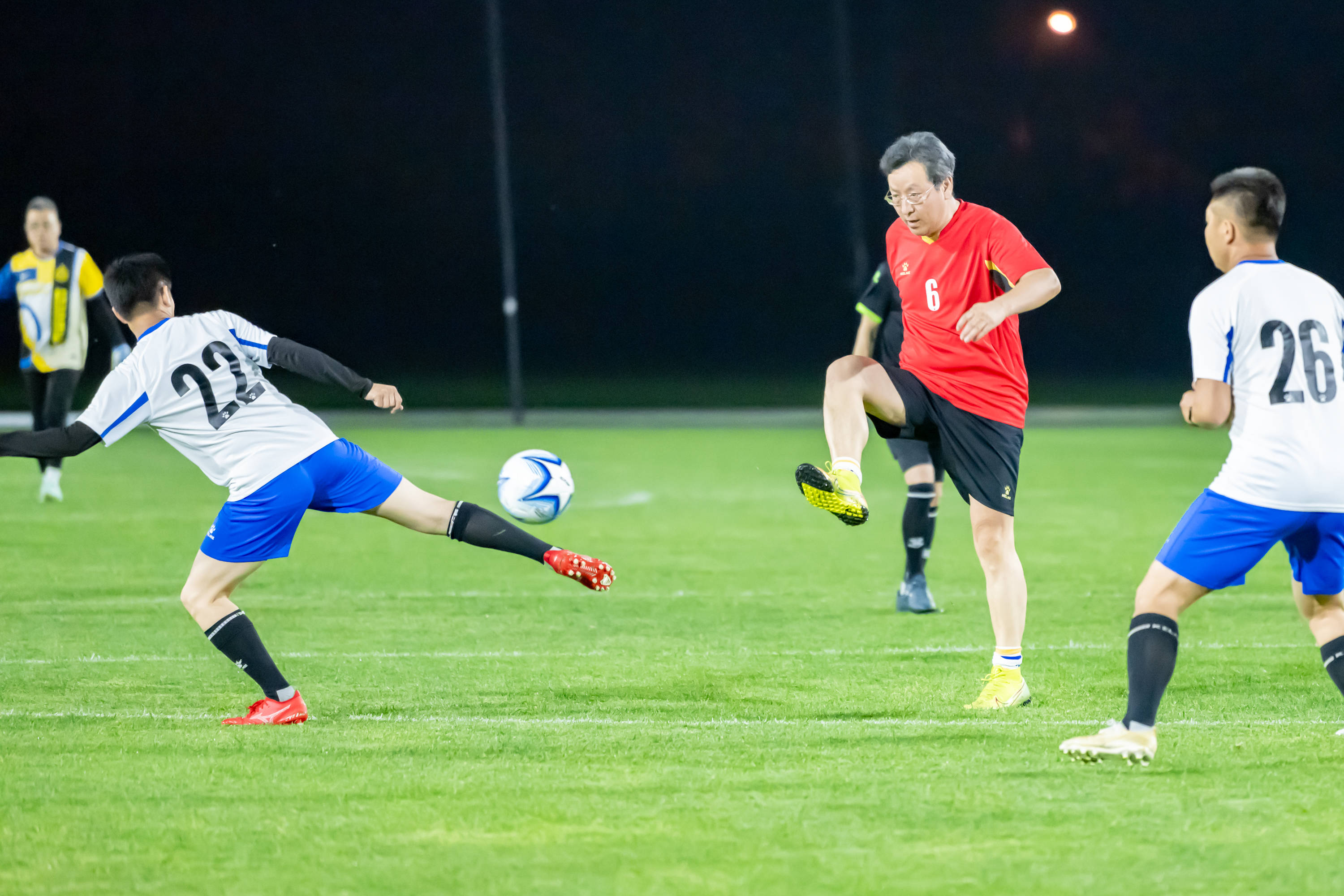 他在防守端 他在防守端